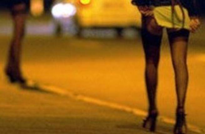 Un jeune homme meurt en plein rapport sεxuεl avec une prostituée payée par sa mère