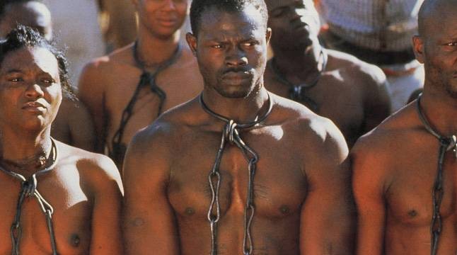 France : Les africains se sont rassemblés devant l’ambassade de Libye à Paris pour protester contre la vente des noirs en Libye