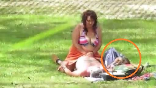 Un couple s&rsquo;envoie en l&rsquo;air dans un parc sous les yeux d&rsquo;une fille de 6 ans