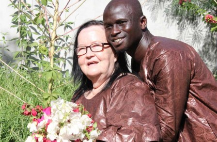 Suède: Maire, 71 ans, épouse un Gambien de 34 ans. C’est son 3ème mariage avec un Gambien