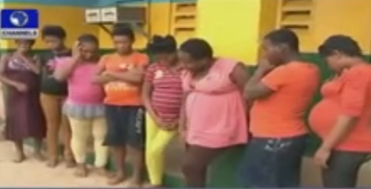 17 filles nigérianes toutes enceintes de deux hommes, la raison vous laissera sans voix