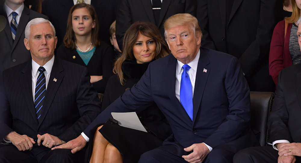 Quand la main de Trump «caresse» un genou autre que celui de Melania