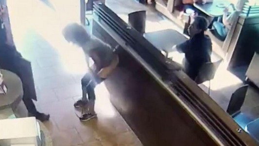 Mécontente du service, elle défèque dans le restaurant
