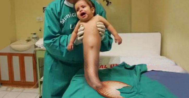 Une femme donne naissance à un bébé sirène