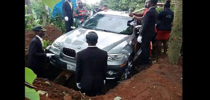 Un homme enterre son père avec une BMW  neuve au Nigeria