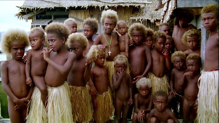 Incroyable: Voici les mélanésiens, des australiens à la fois noirs et blonds
