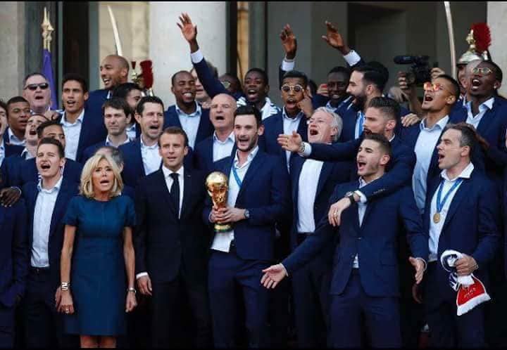 Les noirs placés derrière au moment d&rsquo;immortaliser la victoire des bleus aux Champs Élysées?