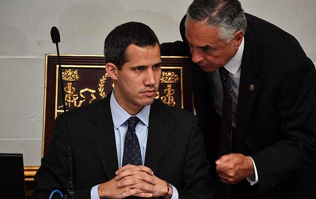 La Cour suprême du Venezuela a interdit au chef de l&rsquo;opposition, Juan Guaidó, de quitter le pays et a gelé ses comptes bancaires.