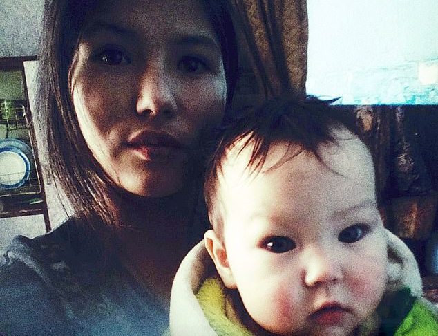 Un bébé de onze mois &lsquo;est brûlé à mort dans un four par ses grands-parents russes ivres&rsquo; alors que sa mère était absente