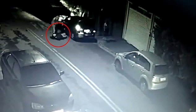 Un voleur subit une crise cardiaque fatale alors qu&rsquo;il ouvre la portière d&rsquo;une voiture pour choper un pasteur évangélique