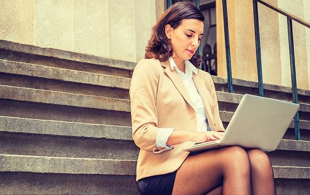 Selon une étude, les femmes en jupes courtes au travail ont plus de chances d’être promues