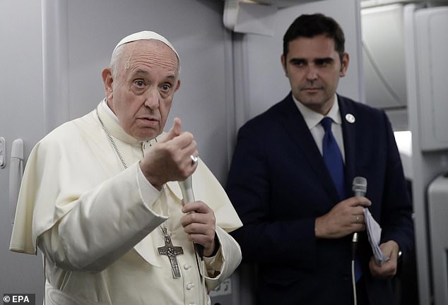 Le pape dit craindre un « bain de sang » au Venezuela après que Maduro ait dénoncé les « impérialistes » américains et ordonne à ses troupes de défendre le pays « en toutes circonstances »
