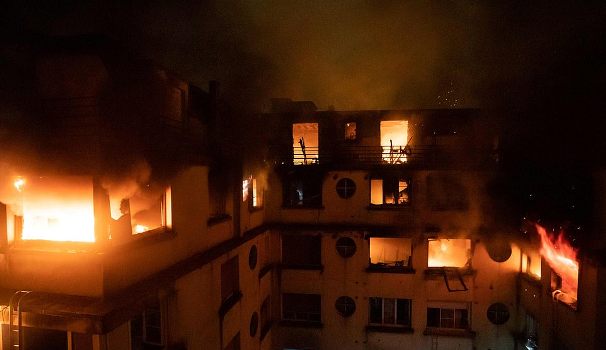 Une femme est arrêtée après la mort de neuf personnes, dont un bébé, dans un immeuble en feu de huit étages à Paris