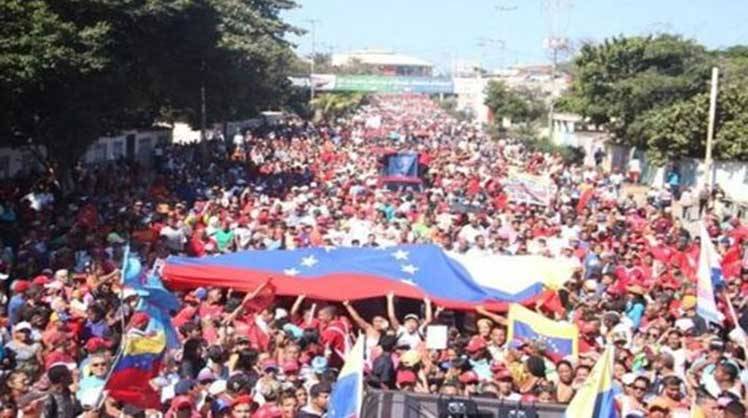 Des centaines de milliers de manifestants sont descendus dans les rues de la capitale vénézuélienne, Caracas, pour soutenir le président Nicolás Maduro