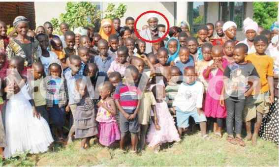 Rencontre avec un homme d&rsquo;affaires ougandais âgé de 65 ans, avec 13 femmes et 266 enfants!