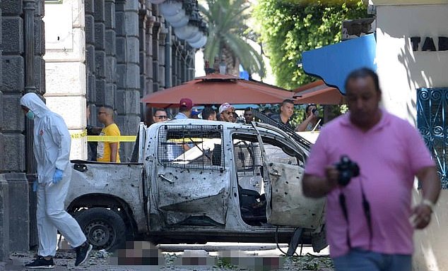 Un policier décédé et plusieurs blessés près de l&rsquo;ambassade de France en Tunisie alors que deux kamikazes se font exploser au cours d&rsquo;attaques distinctes