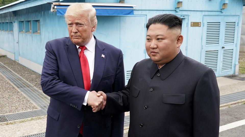 Trump a rencontré Kim Jong-un en Corée et lui a donné la main; il souhaite l&rsquo;inviter à la maison blanche
