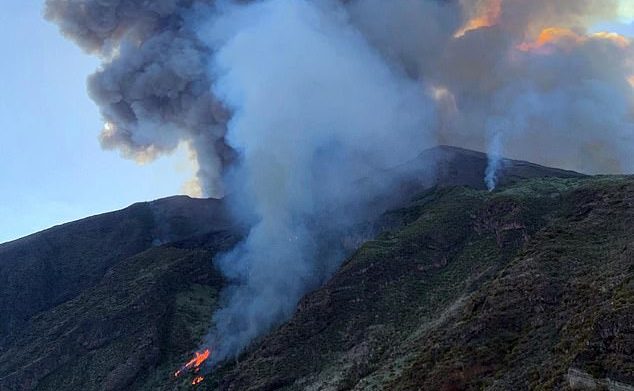 Les touristes fuient leurs hôtels alors que le volcan fait irruption sur l&rsquo;île de vacances italienne de Stromboli