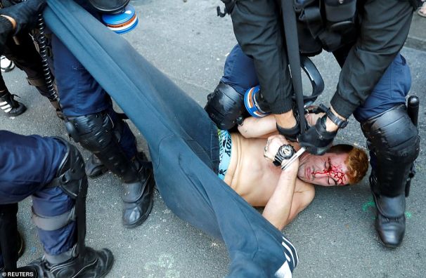 Des manifestants se sont heurtés à une brutalité policière lors d&rsquo;une manifestation pacifique pour la protection de l&rsquo;environnement lors du G7