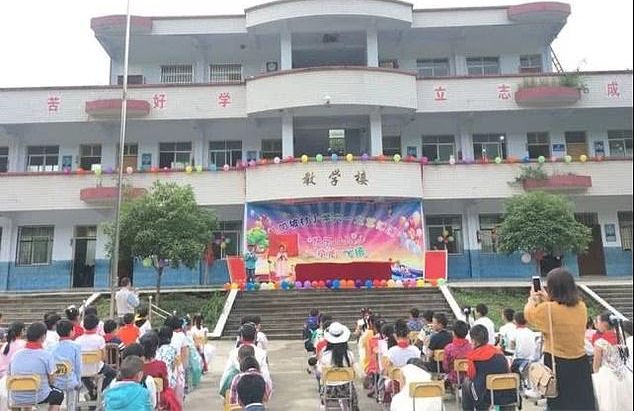 Huit enfants sont tués le premier jour de classe après qu&rsquo;un homme qui «manie le fendoir» a fait irruption dans une école primaire chinoise