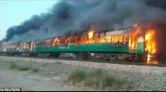 Un train prend feu en plein circulation au Pakistan: au mois 70 morts et plusieurs bléssés