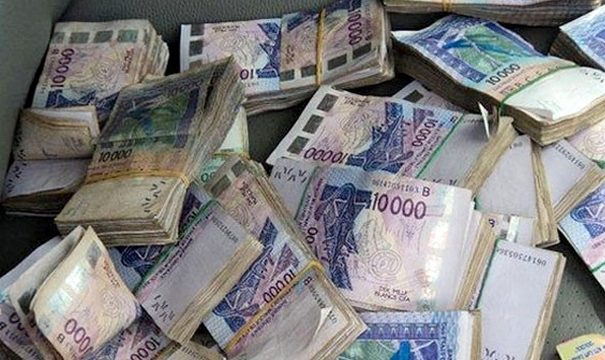 La France signe un acte mettant fin au Franc CFA