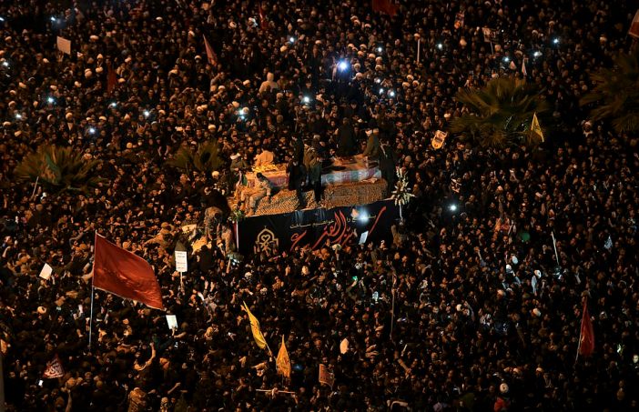 Une foule immense pleure la mort du général iranien Qassem Soleimani lors de son cortège funèbre