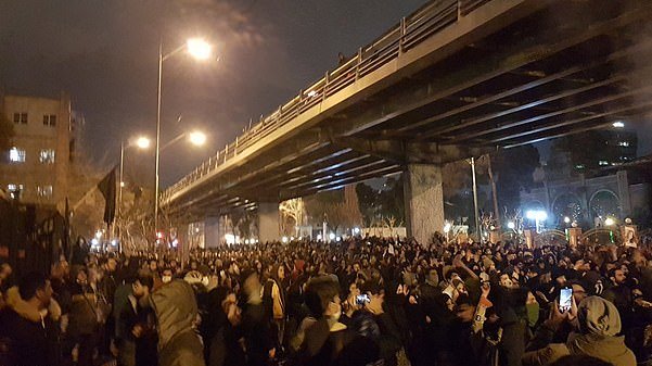 Des manifestants iraniens à Téhéran se retournent contre le régime et demandent la démission de l&rsquo;ayatollah après que l&rsquo;armée du pays a reconnu avoir abattu un avion de passagers plein de ses propres citoyens