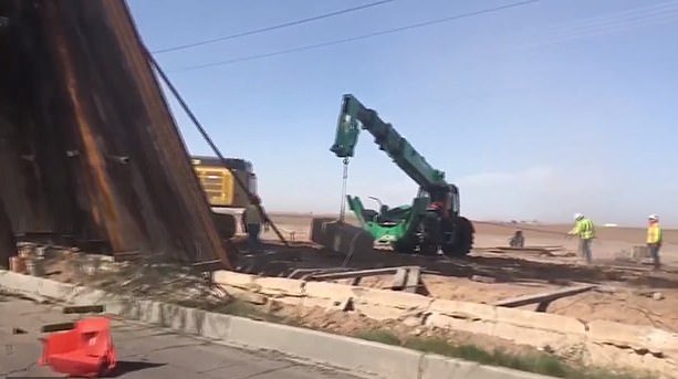 Des portions du mur anti-migrants en construction de Trump renversées par des vents violents