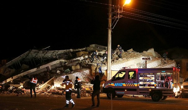 Un tremblement de terre de magnitude 6,8 cause la mort de plusieurs personnes en Turquie