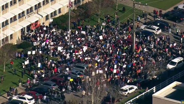 Des enfants organisent une manifestation après que des enseignants ont été forcés de démissionner parce qu&rsquo;ils étaient gays