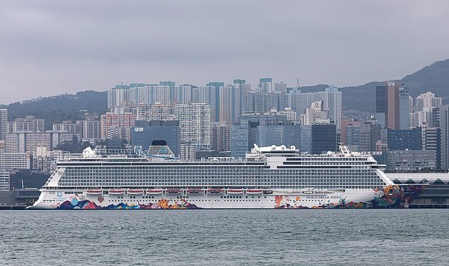 Plus de 30 membres d&rsquo;équipage à bord d&rsquo;un navire de croisière mis en quarantaine à Hong Kong montrent des signes de coronavirus, alors que les 3 600 à bord sont testés pour le virus