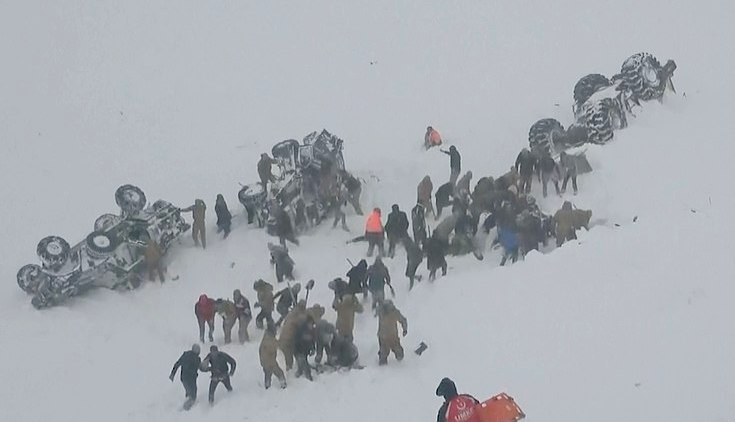Deux avalanches font des dizaines de morts après qu&rsquo;un bus soit écrasé par le premier et que le second s&rsquo;abat sur les sauveteurs déterrant des survivants