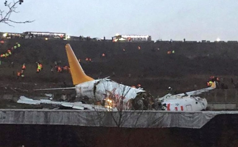 Un avion avec 177 passagers à bord  se brise en 3 morceaux avant de prendre feu à Istanbul