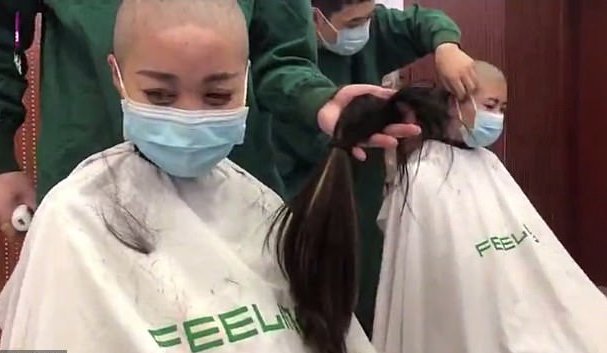 Vidéo: les femmes médecins chinoises sont obligées de «se raser la tête pour montrer leur détermination à combattre le coronavirus avant d&rsquo;être envoyées à l&rsquo;épicentre de Wuhan