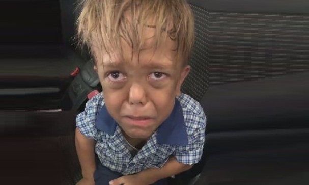 Vidéo: Un écolier victime d&rsquo;intimidation à cause de son nanisme supplie sa mère de l&rsquo;aider à se suicider