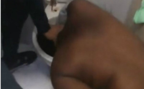 La tête d&rsquo;un violeur d&rsquo;enfants a été enfoncée dans des toilettes sales par d&rsquo;autres détenus