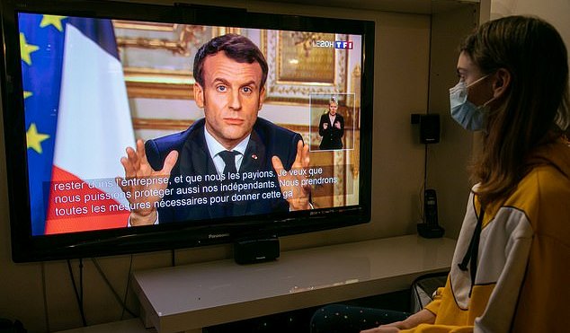 Emmanuel Macron ordonne la fermeture de toutes les écoles en France et prévient qu&rsquo;il pourrait même fermer les frontières du pays pour contrôler le coronavirus