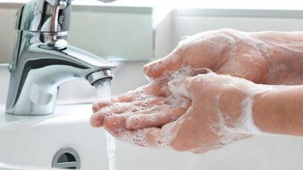 Pourquoi le savon, le désinfectant et l&rsquo;eau chaude fonctionnent contre Covid-19 et d&rsquo;autres virus