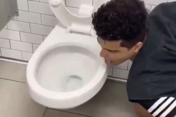 Le garçon qui a léché la cuvette des toilettes pour lancer un défi à coronavirus est maintenant à l&rsquo;hôpital avec le virus