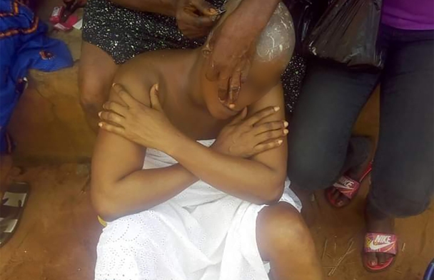 Nigeria: Son mari est décédé. Puis sa belle famille lui a rasé la tête et l&rsquo;a déshabillé à côté de la tombe de son mari