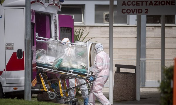 Selon un médecin, le coronavirus «peut se propager en parlant ou même en respirant»