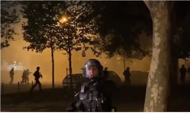 Coronavirus: Le confinement déclenche des émeutes à Paris alors que les flics sont accusés de racisme suite à la répression lourde du couvre-feu dans les banlieues
