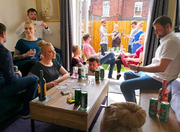 Une « fête d&rsquo;isolement  » suscite la colère  jusqu&rsquo;à ce que les gens regardent de plus près