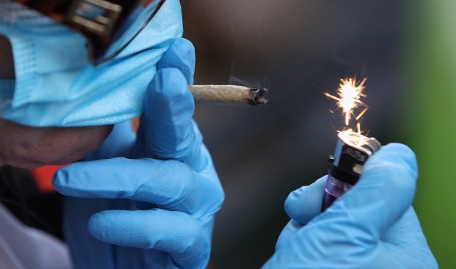 Fumer de l&rsquo;herbe pourrait aggraver le coronavirus