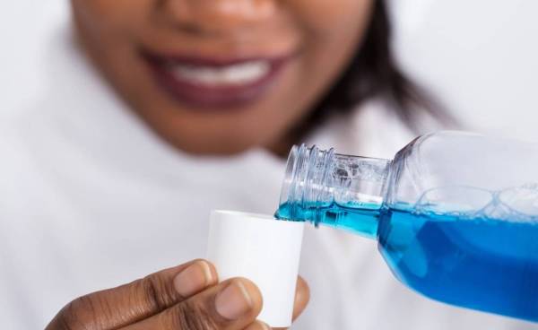Le rince-bouche peut-il réellement protéger contre le coronavirus?