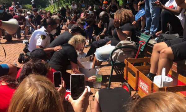 Des flics blancs et des civils s&rsquo;agenouillent pour laver les pieds des manifestants noirs et implorer le pardon pendant des années de racisme