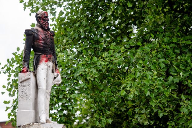 Une statue du roi Léopold II a été renversée par les autorités belges