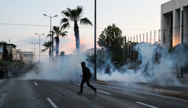 Des manifestants grecs lancent des bombes incendiaires contre l&rsquo;ambassade américaine à Athènes